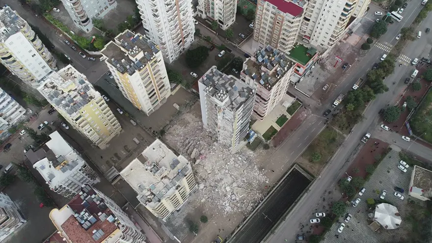 Adana'da 13 katlı binanın yarısı yıkıldı, yarısı ayakta kaldı 