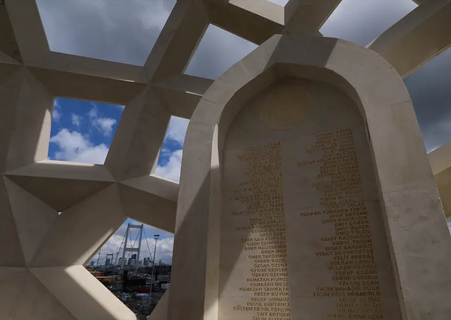 "Şehitler Makamı"na yoğun ilgi 12 "Şehitler Makamı"na yoğun ilgi 12