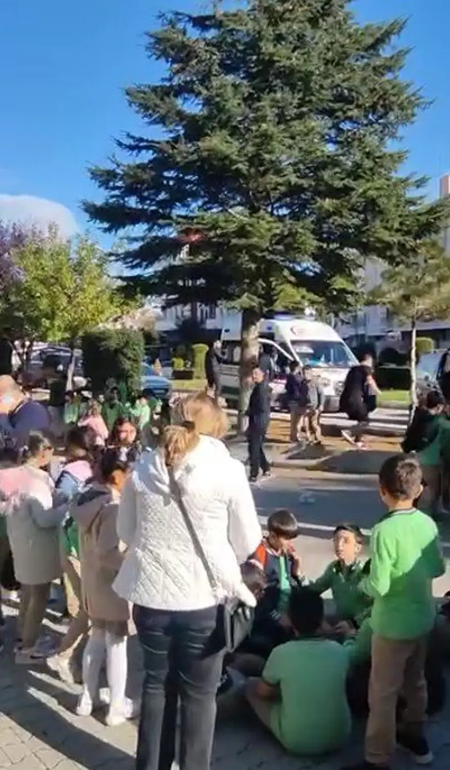 Çorum'da otobüs ile kamyon çarpıştı: Çok sayıda öğrenci yaralı 4 Çorum'da otobüs ile kamyon çarpıştı: Çok sayıda öğrenci yaralı 4