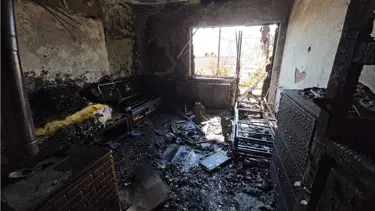 Elektrikli battaniye evi yaktı, yaşlı kadın son anda kurtarıldı