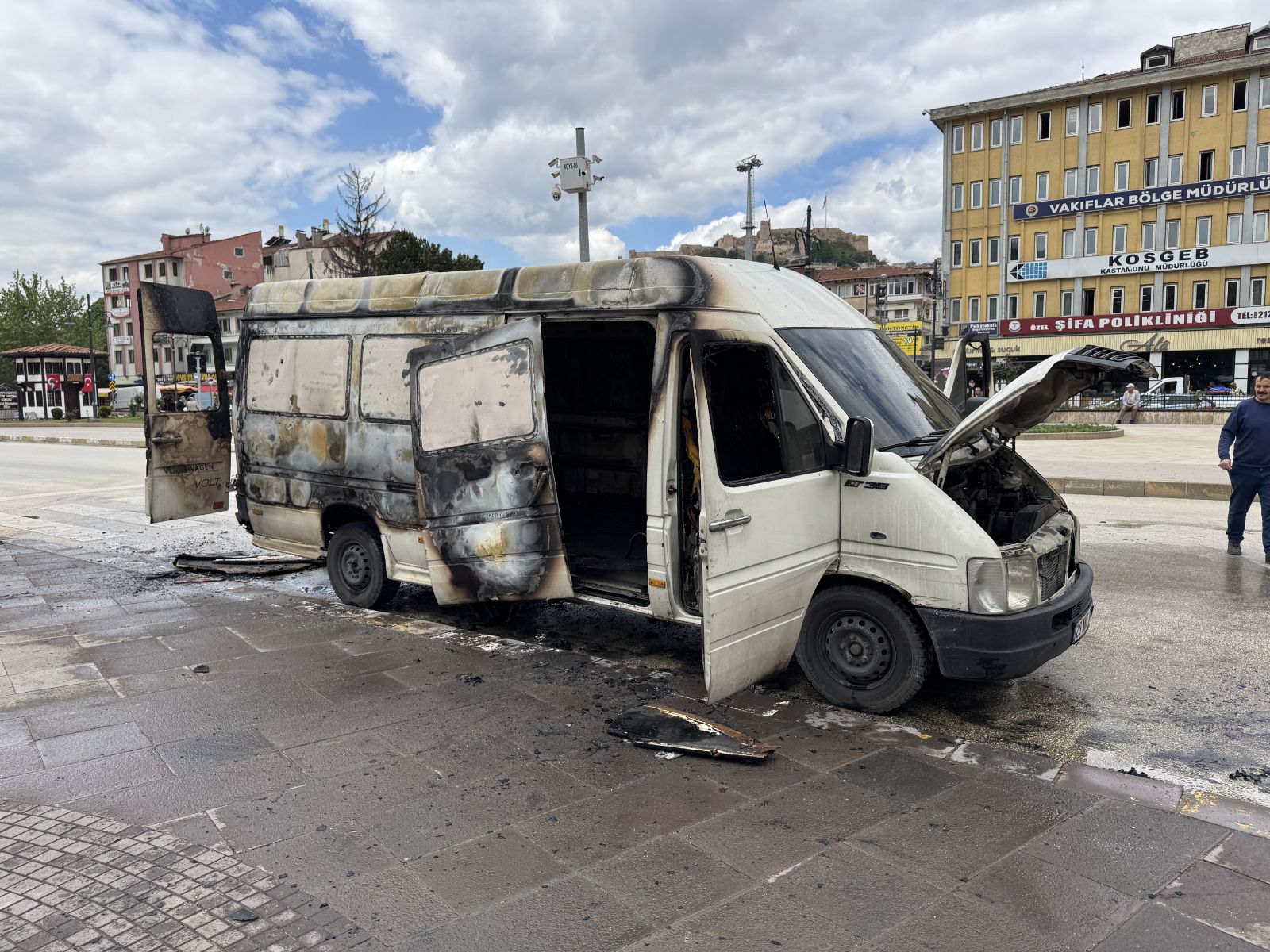 Aracının hacizli olduğunu öğrendi, benzin döküp yaktı