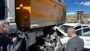 Bitlis'te kamyonla otomobil çarpıştı: Üç yaralı