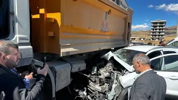 Bitlis'te kamyonla otomobil çarpıştı: Üç yaralı