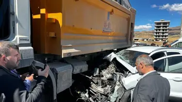 Bitlis'te kamyonla otomobil çarpıştı: Üç yaralı