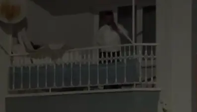 Sinir krizi geçirdi: Polislere tencere ve bıçak fırlattı