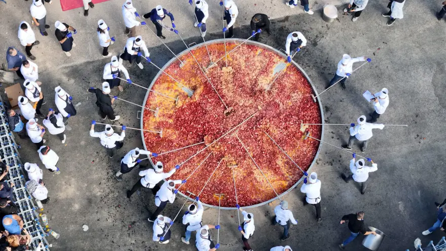 Dev tavada 30 şef pişirdi: Afyon'da yapılan sucuklu yumurta Guinness'e girdi Dev tavada 30 şef pişirdi: Afyon'da yapılan sucuklu yumurta Guinness'e girdi