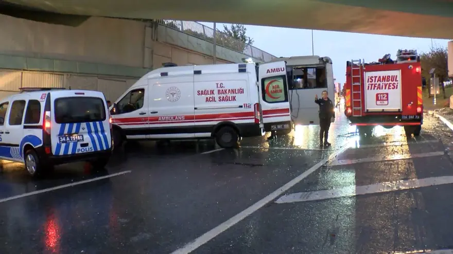 Bakırköy'de çevik kuvvet otobüsü üst geçide çarptı 4