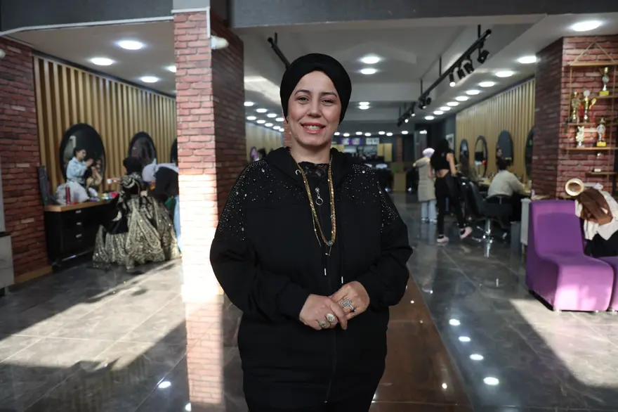 Depremde 4 çalışanını ve dükkanını kaybetti, pes etmeyip yeni iş yerini açtı 1