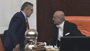 Meclis&#x27;te gerginlik: İYİ Partili Katip Üye başkanlık kürsüsüne vurdu