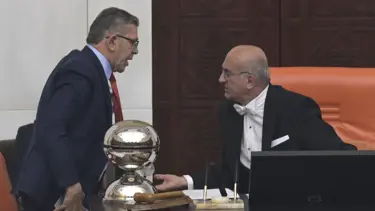 Meclis'te gerginlik: İYİ Partili Katip Üye başkanlık kürsüsüne vurdu