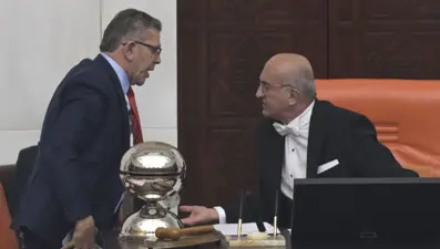 Meclis'te gerginlik: İYİ Partili Katip Üye başkanlık kürsüsüne vurdu