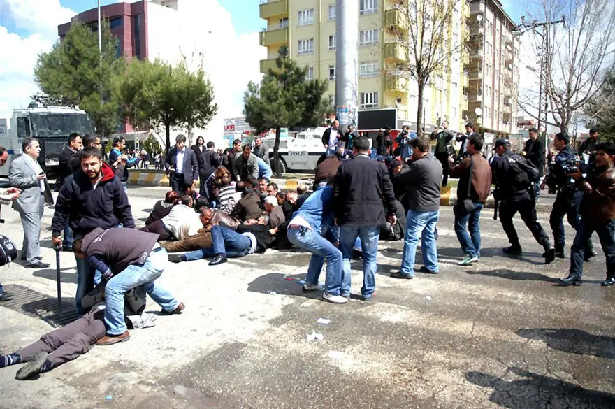 Yağmur altında itaatsizlik ve tekme 23