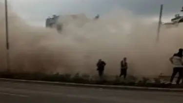 Çürük raporlu bina, yıkım esnasında çöktü (Kepçe operatörü yaralandı)