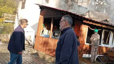 Bolu’da 2 katlı ev küle döndü