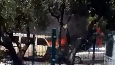 Kocaeli'de minibüs park halindeki otomobile çarpıp, yandı