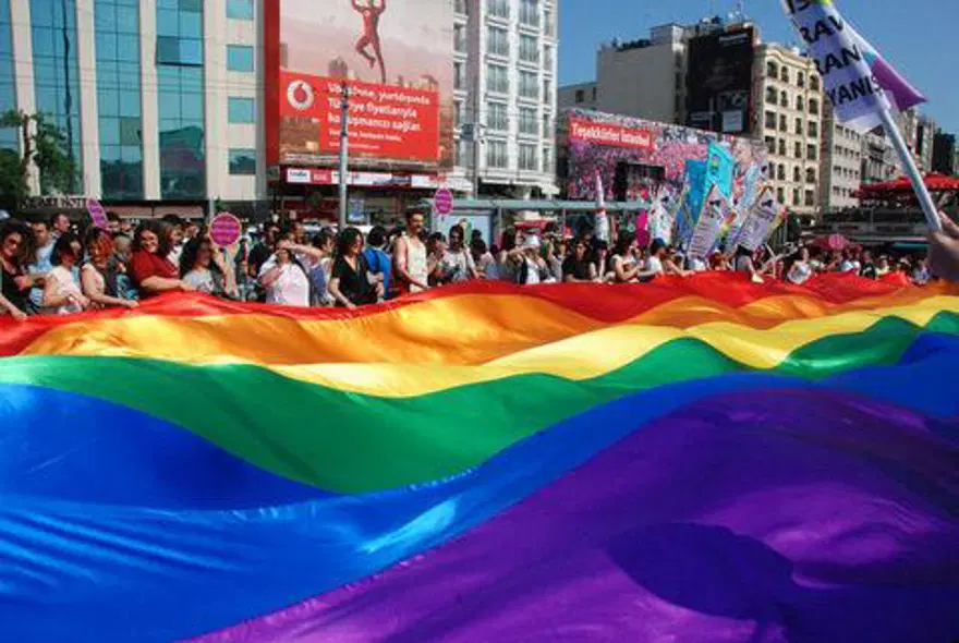 İstanbul'dan 'gökkuşağı' geçti 44