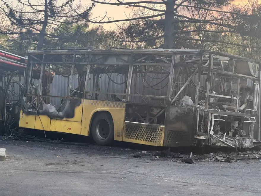 İETT otobüsü alev alev yandı 4