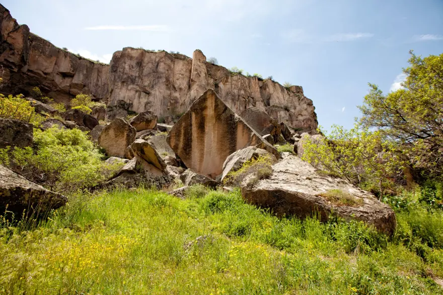 KİLİSELER VE KAYA OYMA MEKANLARI BULUNUYOR 3