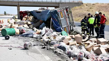 Lastiği patlayan TIR devrildi: Malzemeler yola saçıldı