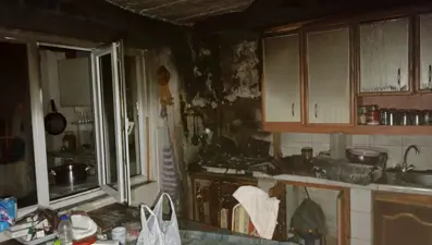 Gece saatlerinde yangın paniği: Kendilerini dışarıya attılar