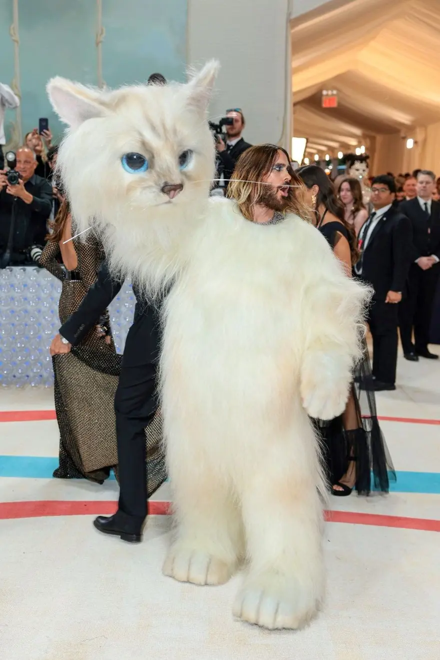 Jared Leto ekipmansız düz duvara tırmandı 3