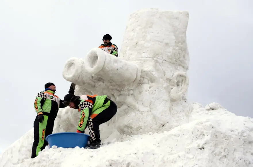 Çıldır'daki buz festivali için kardan devasa Atatürk heykeli yapılıyor 6