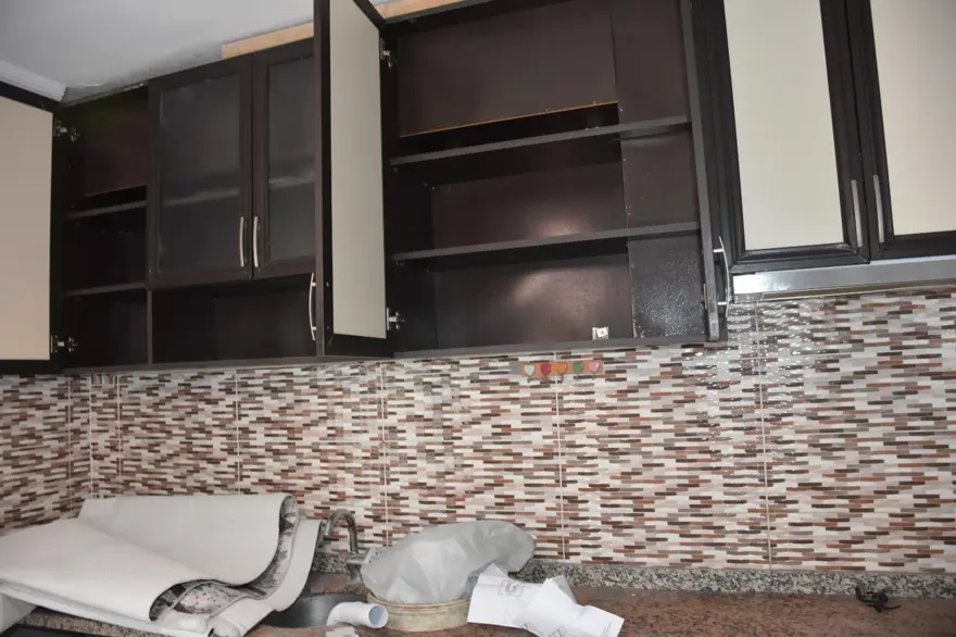 Komşusunun duvarını kırıp eşyaları çaldı, duvarı yeniden örüp sıva yaptı 3