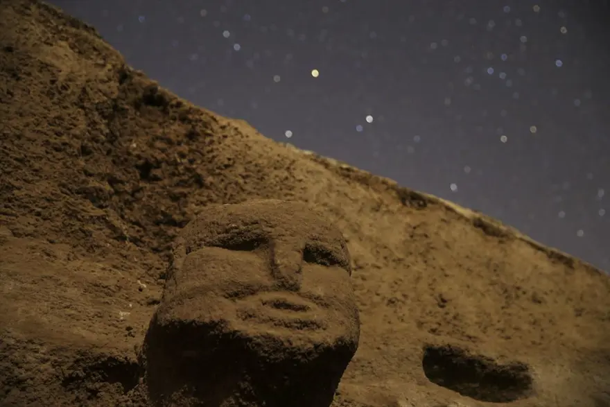 Neolitik dönemin önemli merkezi 'Karahantepe' yıldızların altında 10