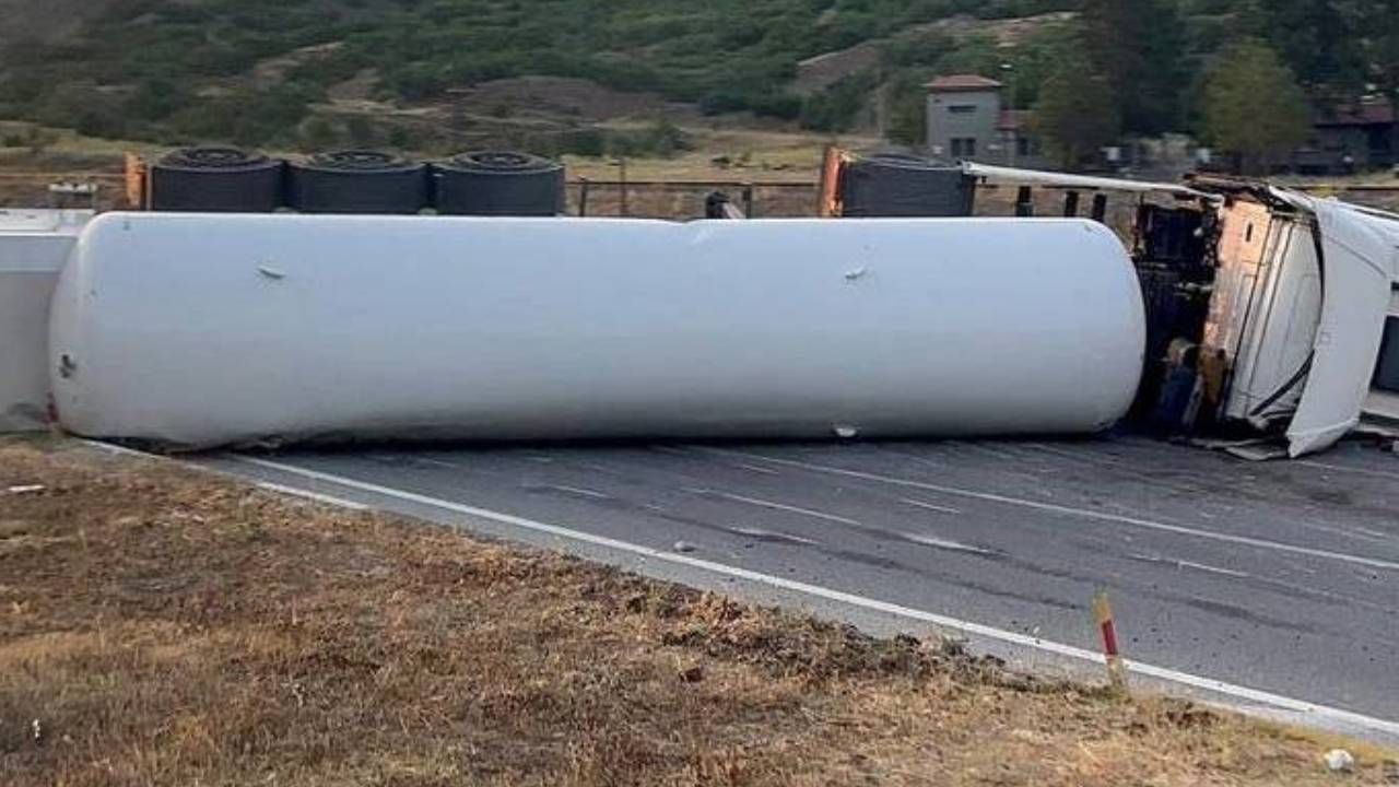 Kimyasal gaz yüklü TIR devrildi, Erzincan'da faciadan dönüldü