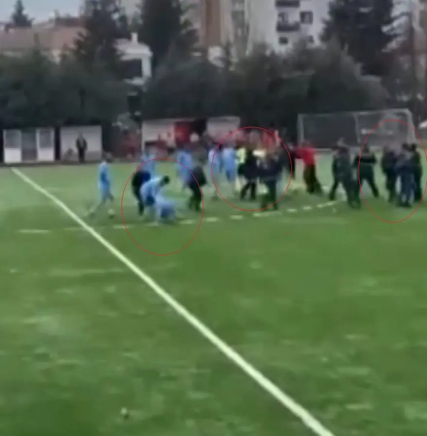Uzatma dakikalarında gol geldi, futbolcular hakemlere saldırdı: Tekme ve yumruklar havada uçuştu 5 Uzatma dakikalarında gol geldi, futbolcular hakemlere saldırdı: Tekme ve yumruklar havada uçuştu 5