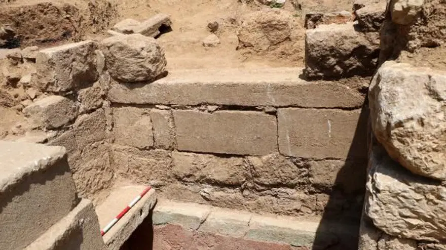Çanakkale'de bulunan Parion Antik Kenti'nde 1900 yıllık mezar steli bulundu 9