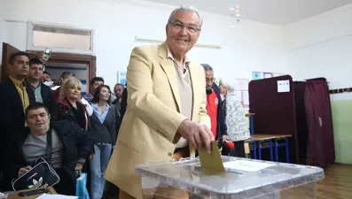 Deniz Baykal'a seyyar sandık