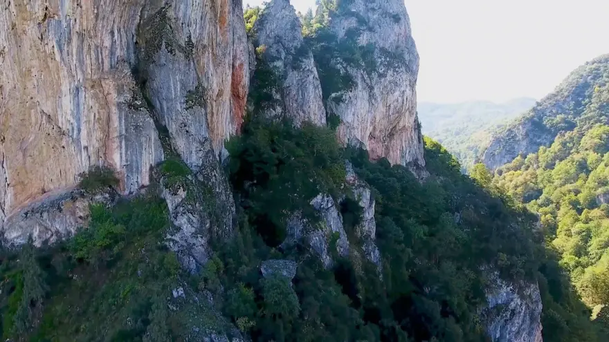 3 bin yıllık Oylat Mağarası'nı sprey boyayla tahrip ettiler 12