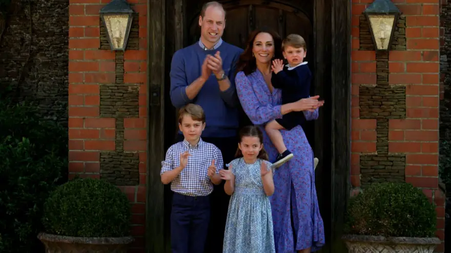 Kate Middleton ve Prens William çocuklarıyla alkış eylemine katıldı 1