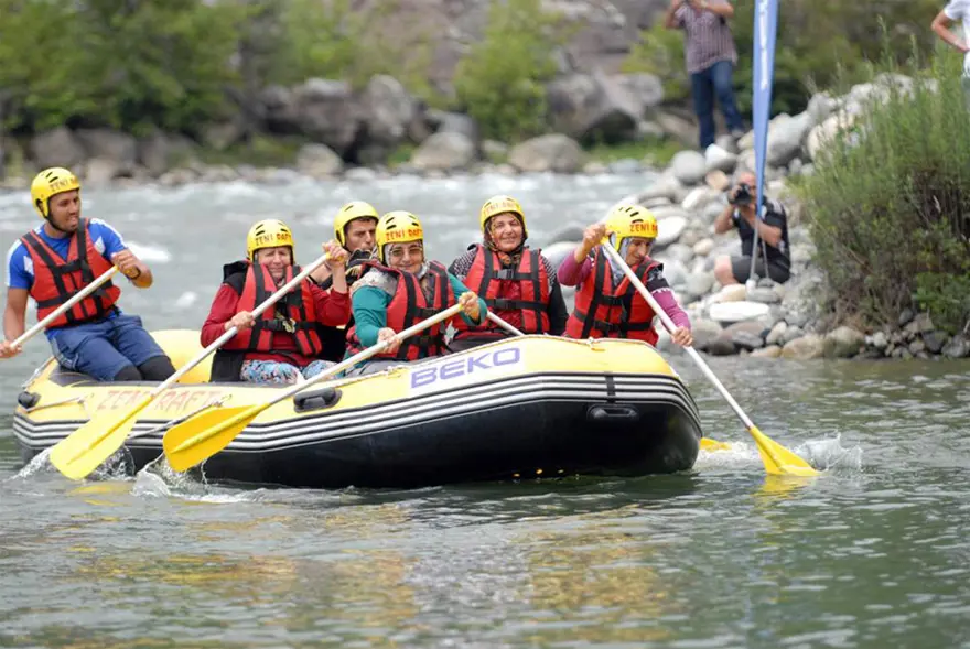 Karadenizli nineler rafting yaptı 2