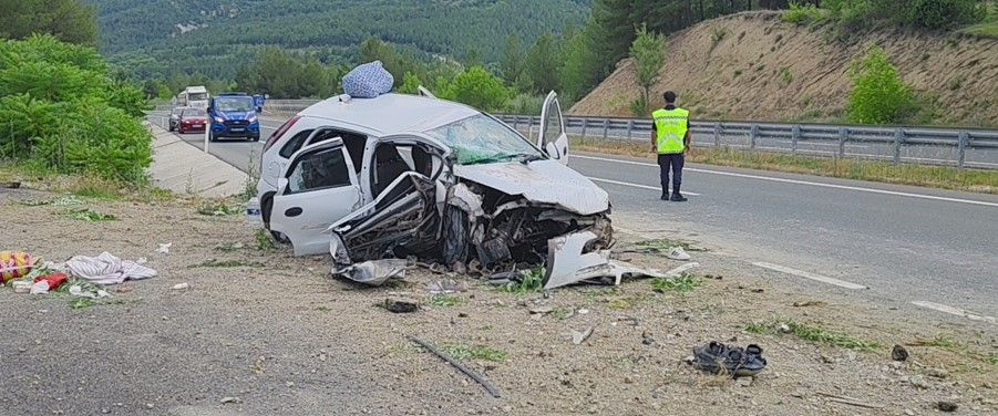 Menfeze çarpan otomobilde 1 kişi öldü