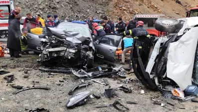 Trabzon'da iki araç kafa kafaya çarpıştı: Yaralılar var