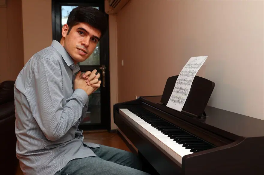 Türkiye'nin ilk otizmli doktora öğrencisi, müzik dehası Buğra oldu Türkiye'nin ilk otizmli doktora öğrencisi, müzik dehası Buğra oldu
