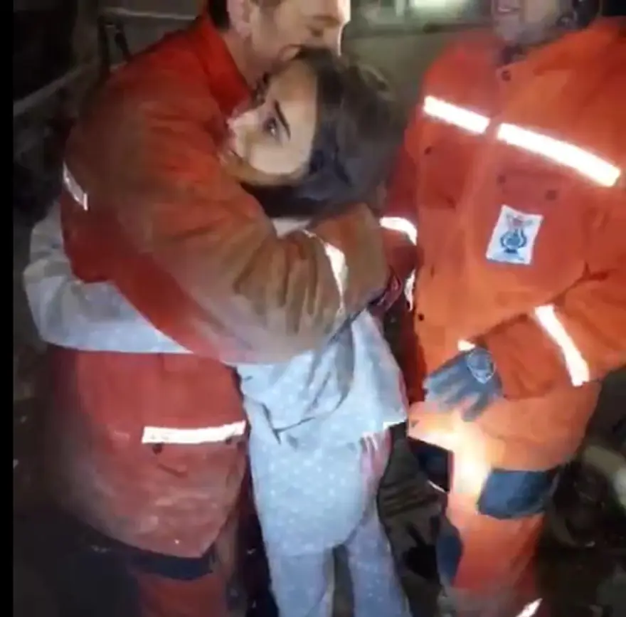 Şevval enkazdan 22 saat sonra çıkarıldı, ekiplere sarılıp ağladı 3