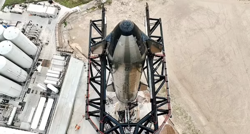 Elon Musk dünyanın en güçlü roketinin yeni görüntülerini paylaştı 6