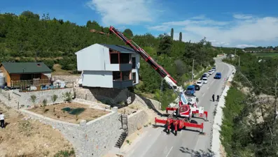Yıkılmasın diye kaçak villayı vinçle taşıdı