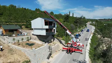 Yıkılmasın diye kaçak villayı vinçle taşıdı