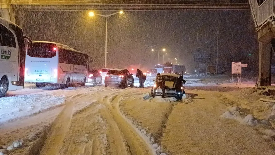 Yoğun kar ve buzlanma etkisi: Bolu'da trafik kazaları yolu tıkadı 18