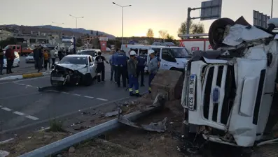 Tarım işçilerini taşıyan minibüs, otomobille çarpıp devrildi: 20 yaralı