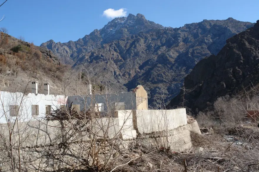 Baraj suları çekildi: Dipten köy ve kale çıktı 20 Baraj suları çekildi: Dipten köy ve kale çıktı 20