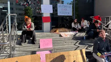 Çankaya Belediyesi önünde "ölü köpek" ile protesto