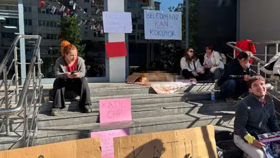 Çankaya Belediyesi önünde "ölü köpek" ile protesto