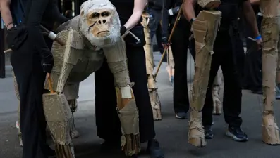 Dev hayvan kuklaları ile 20 bin kilometre yürüdüler,  Avrupa'nın en büyük buzulunu geçtiler