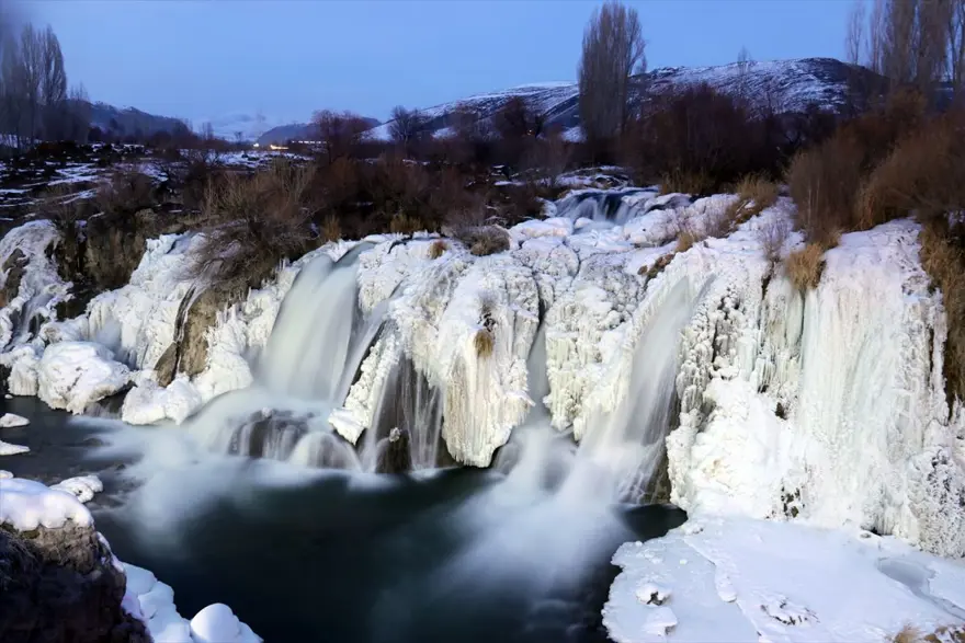 Van'da doğa harikası Muradiye Şelalesi kısmen dondu 7 Van'da doğa harikası Muradiye Şelalesi kısmen dondu 7