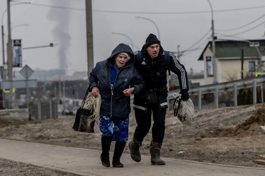 Kiev'in yanı başındaki İrpin'de bombardımanlar arttı: Halk kucaklarında çocuklarıyla bombalardan kaçmaya çalışıyor 6